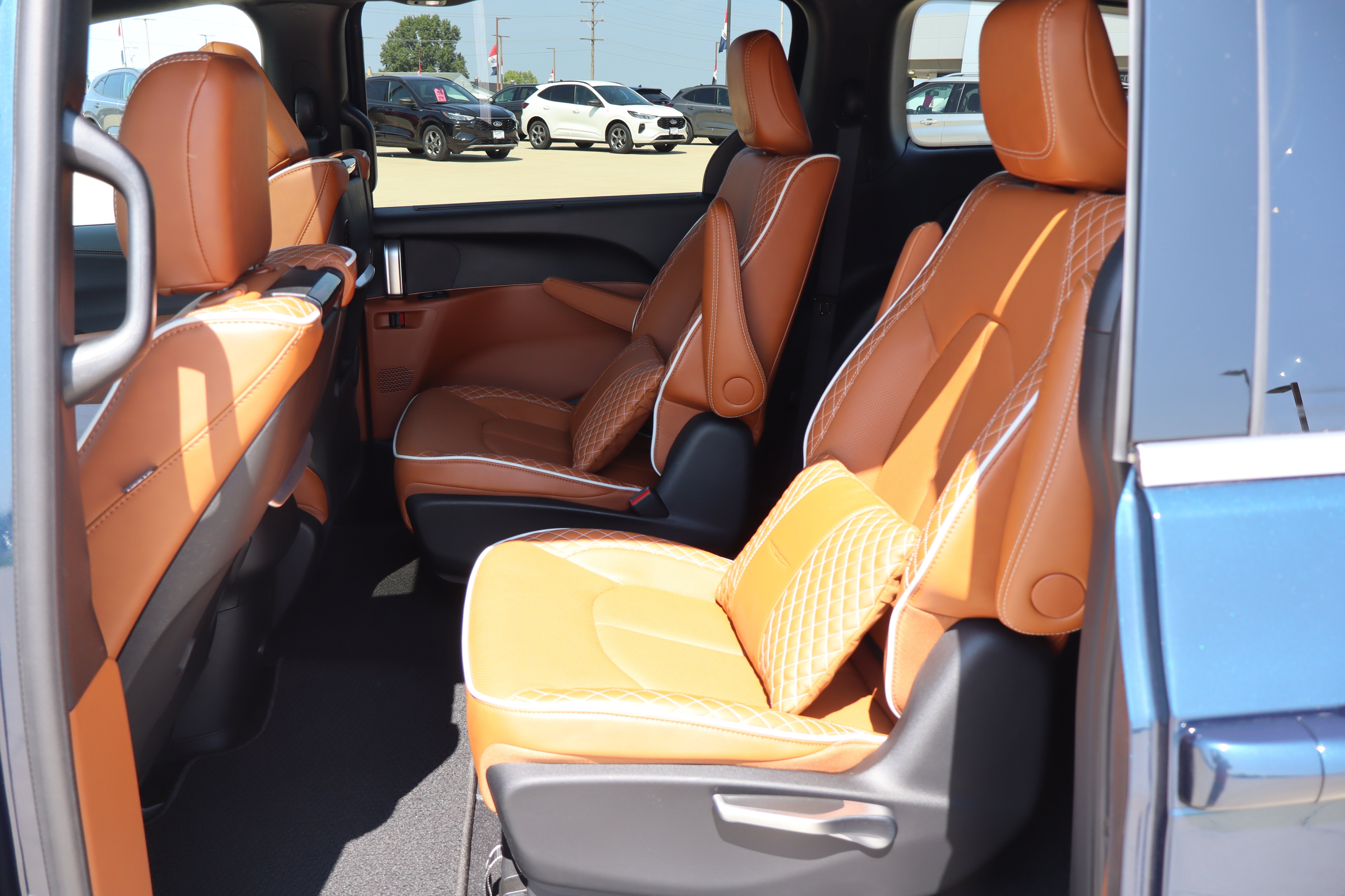 Used 2025 Chrysler Pacifica Pinnacle FWD image 10