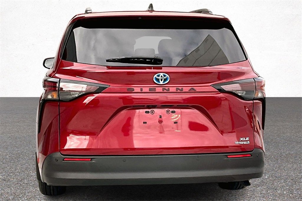 Certified 2024 Toyota Sienna XLE image 6