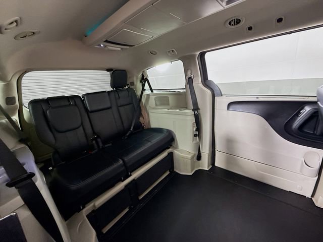 Used 2011 Chrysler Town & Country Touring-L w/ Entertainment Group #2 FWD image 27