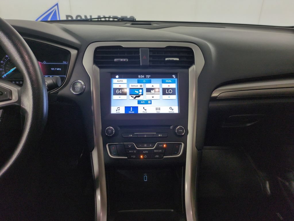 Used 2018 Ford Fusion SE w/ Fusion SE Technology Package FWD image 20