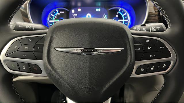 Used 2023 Chrysler Pacifica Limited w/ Uconnect Theater Family Group FWD image 16