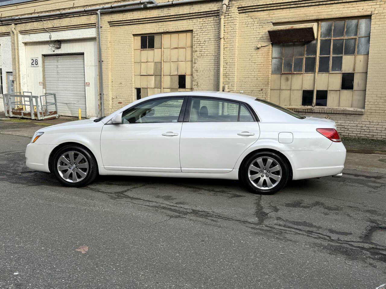 Used 2005 Toyota Avalon XLS image 4