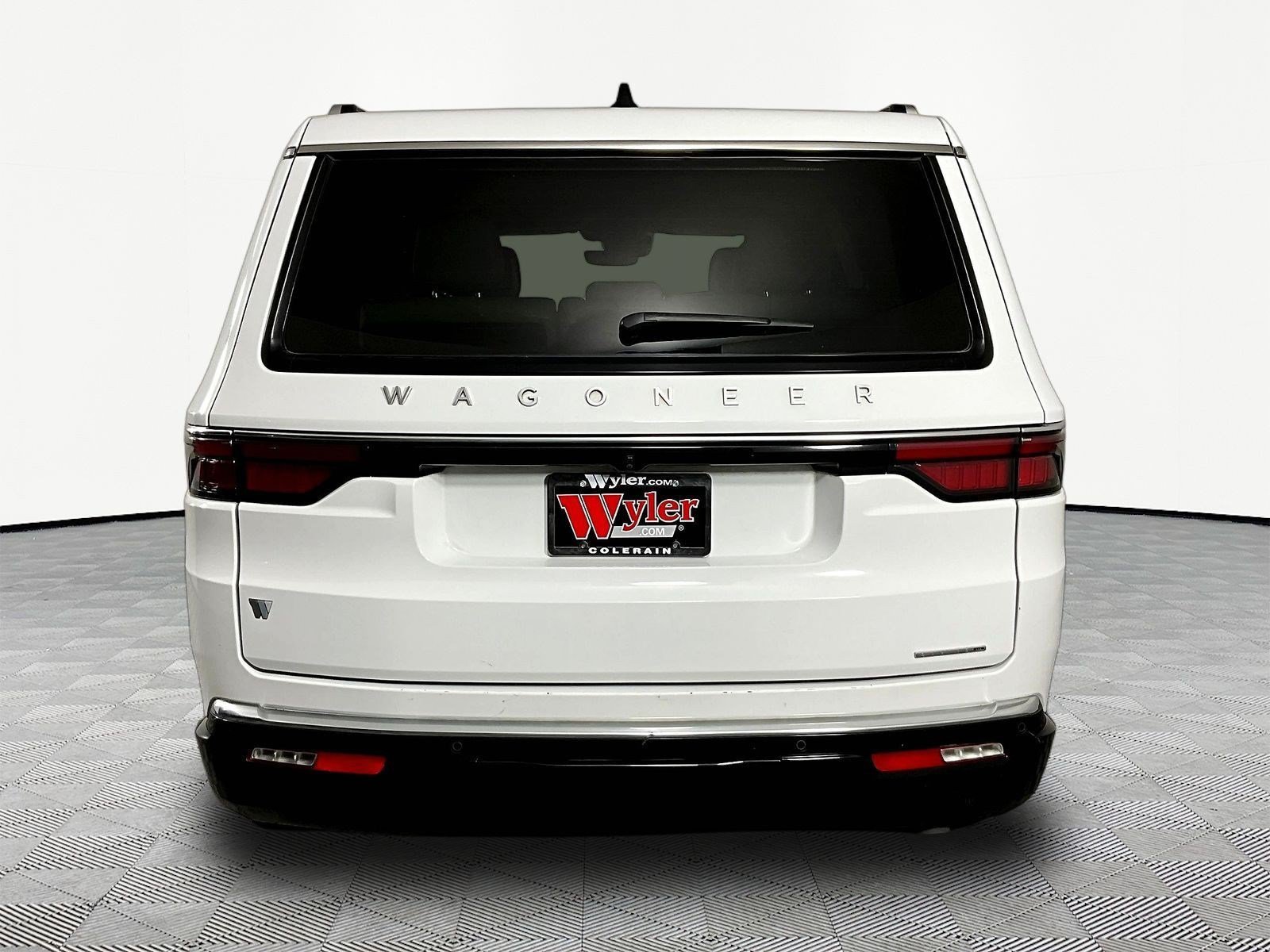 Used 2024 Jeep Wagoneer Series III AWD/4WD image 5