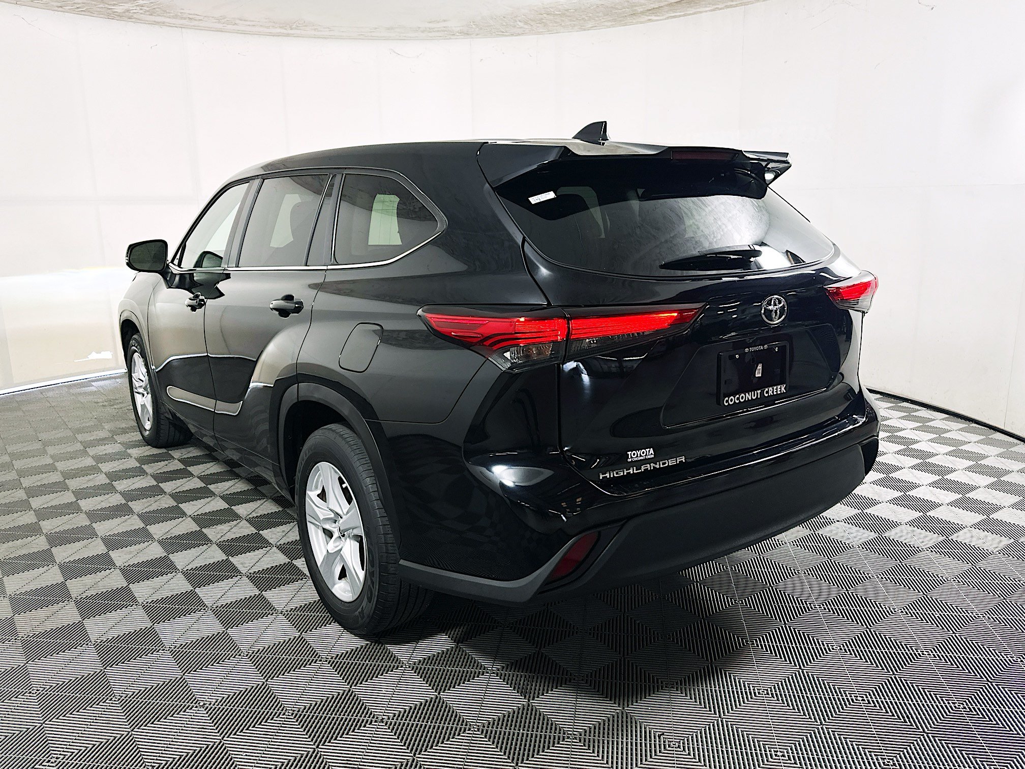 Used 2023 Toyota Highlander L FWD image 5