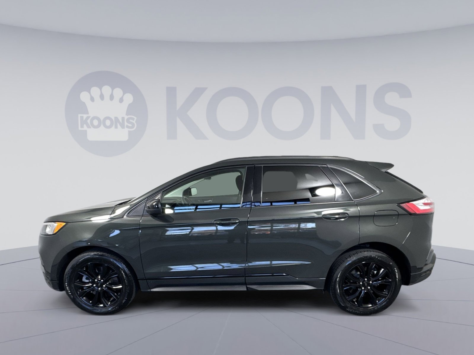 Used 2022 Ford Edge SE w/ Black Appearance Package image 2