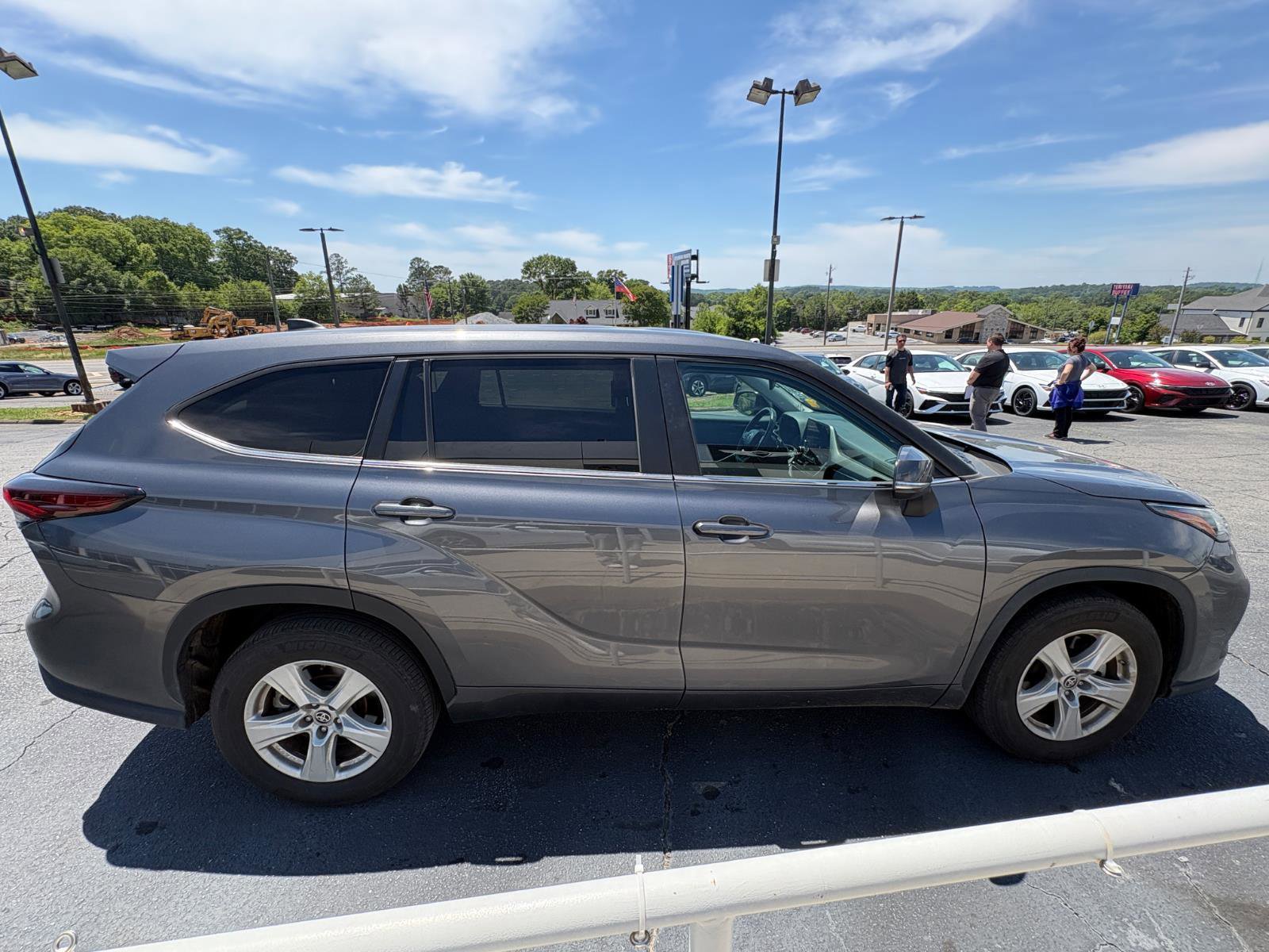 Used 2024 Toyota Highlander LE FWD image 4