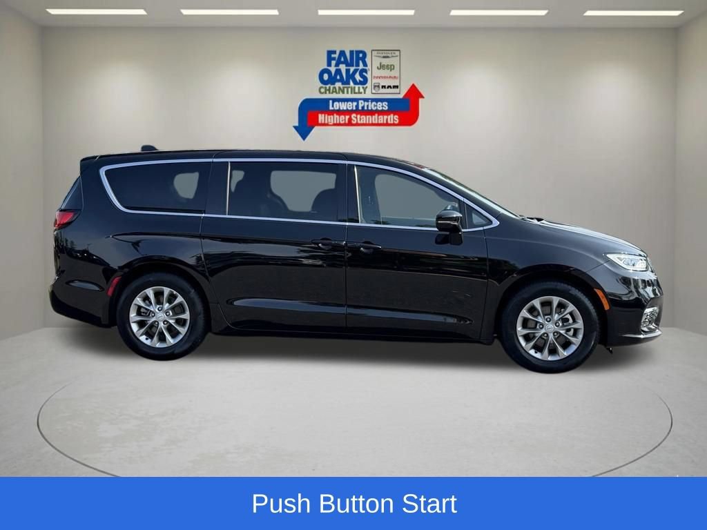 Used 2026 Chrysler Pacifica Limited FWD image 6
