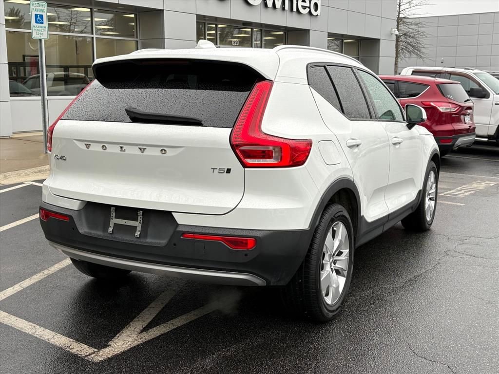 Used 2020 Volvo XC40 T5 Momentum image 5
