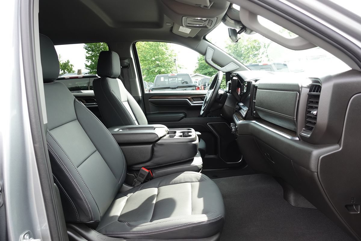 Used 2024 Chevrolet Silverado 1500 LT AWD/4WD image 34