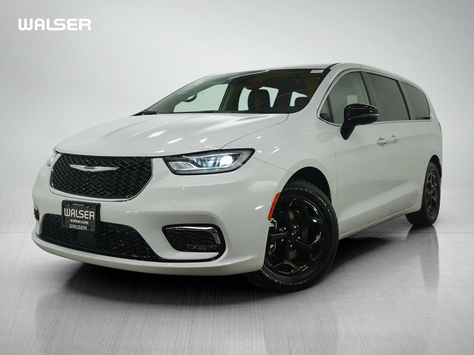 Used 2024 Chrysler Pacifica Limited image 1