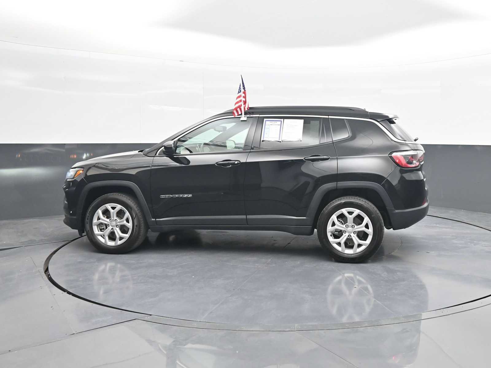 Used 2024 Jeep Compass Latitude AWD/4WD image 5
