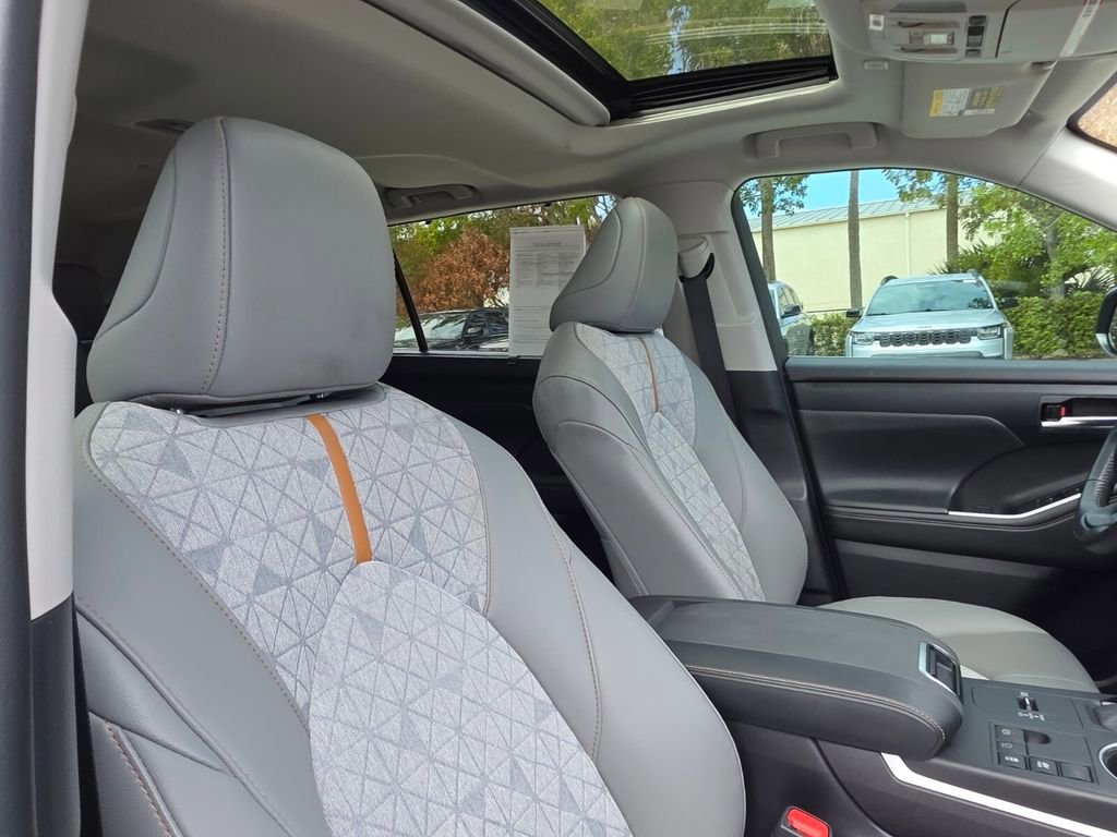 Used 2023 Toyota Highlander Bronze Edition image 11
