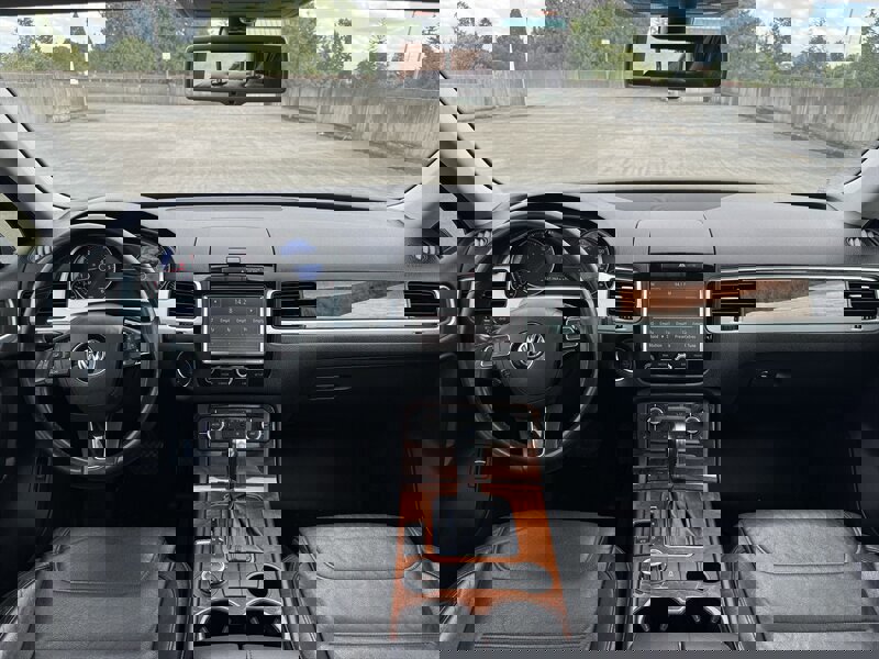 Used 2012 Volkswagen Touareg TDI image 18