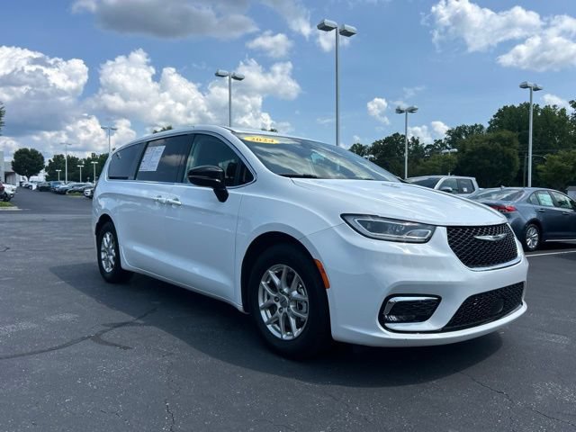 Used 2024 Chrysler Pacifica Touring-L FWD image 4