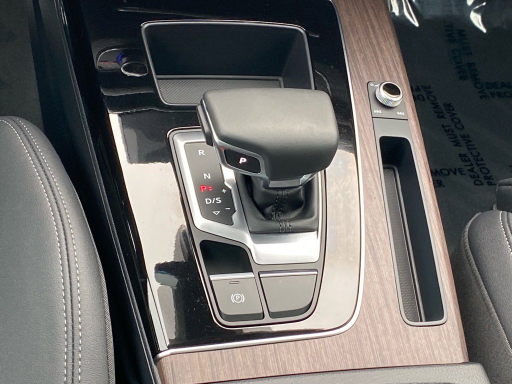 Used 2024 Audi Q5 e Premium w/ Convenience Package image 12