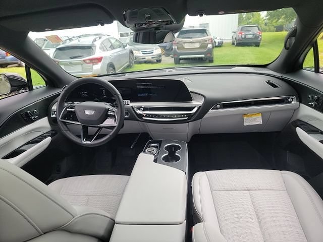 Used 2025 Cadillac Lyriq Luxury RWD image 8