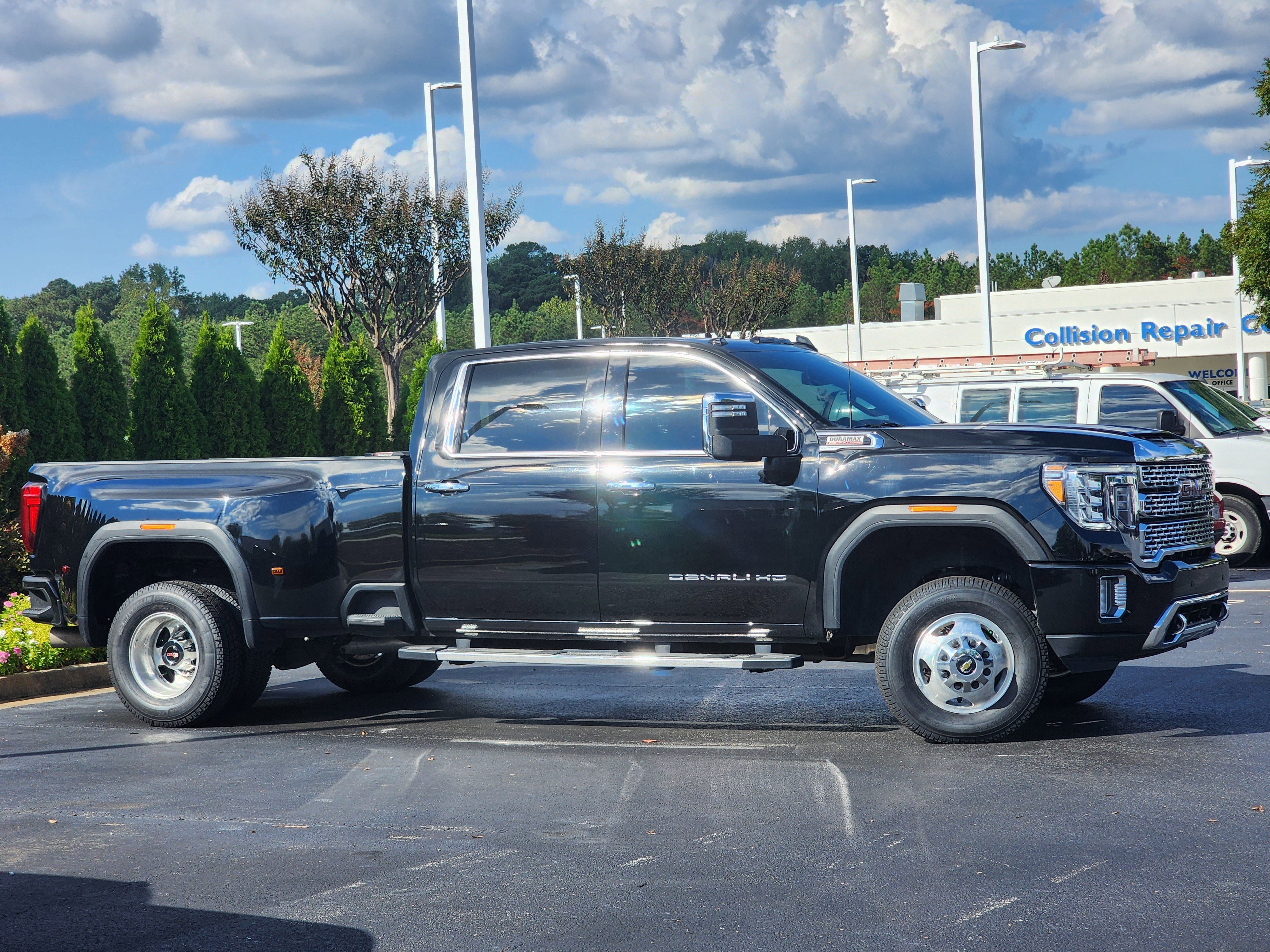 Used 2022 GMC Sierra 3500 Denali image 3