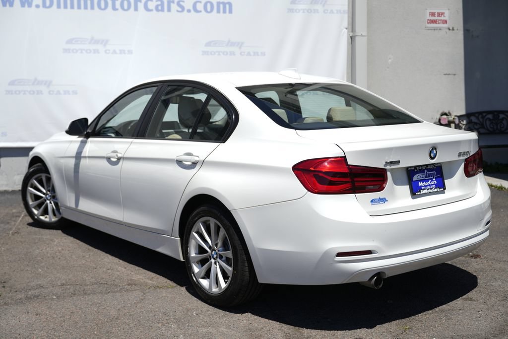 Used 2018 BMW 320i xDrive Sedan AWD/4WD image 4