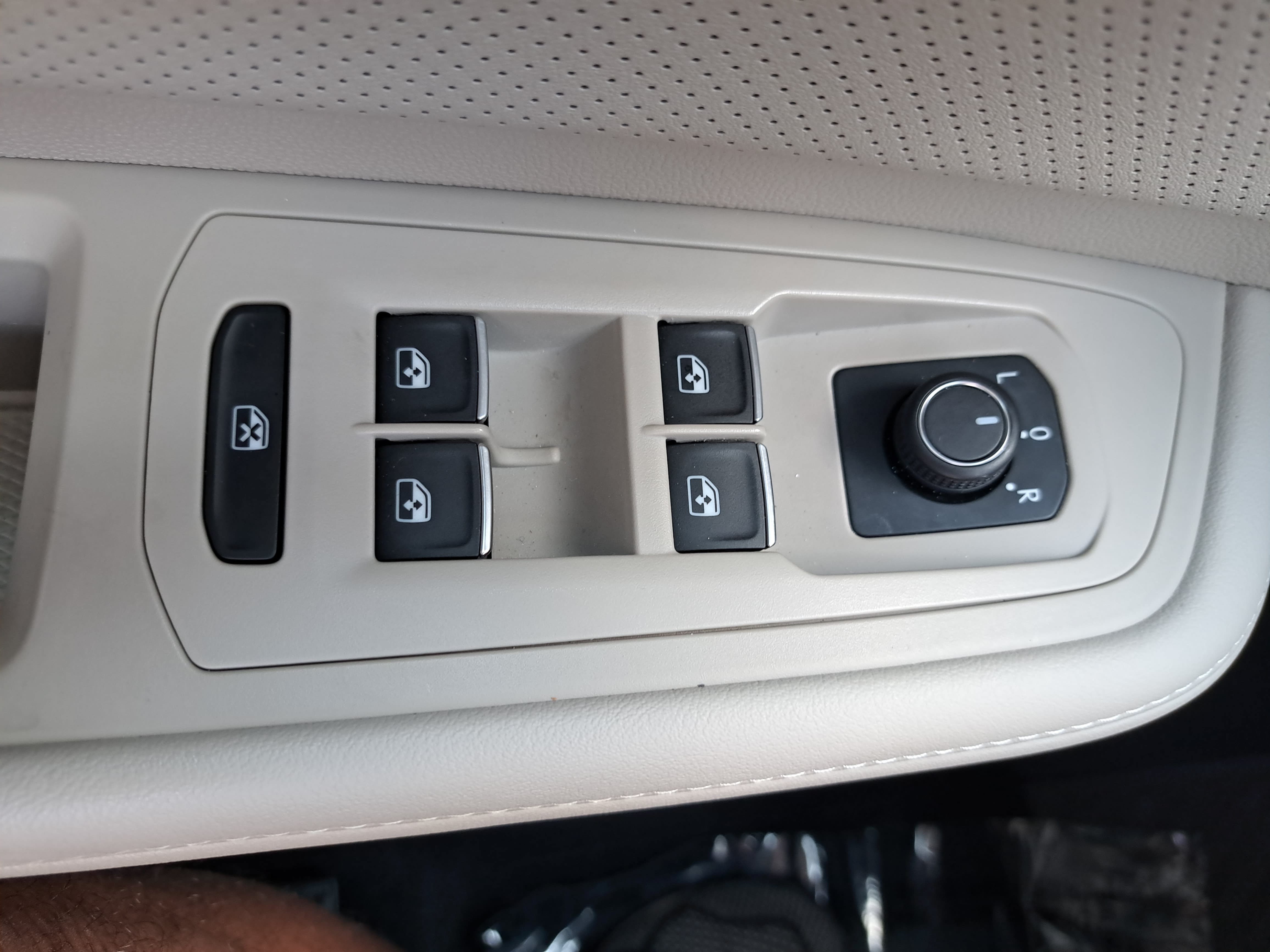 Certified 2025 Volkswagen Atlas SE FWD image 28