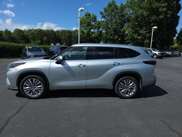 Used 2024 Toyota Highlander Platinum FWD image 2