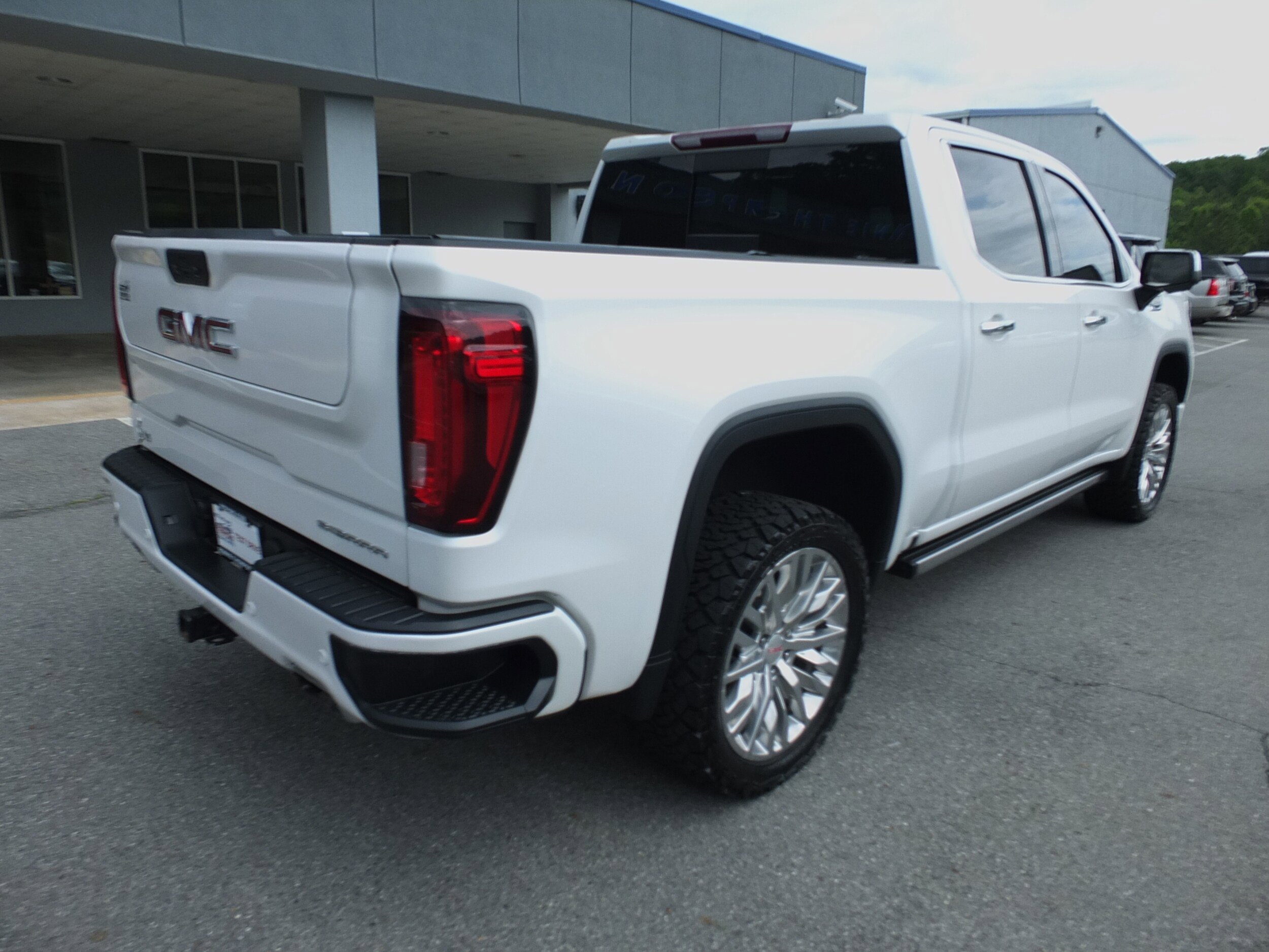 Used 2022 GMC Sierra 1500 Denali w/ Denali Premium Package AWD/4WD image 3