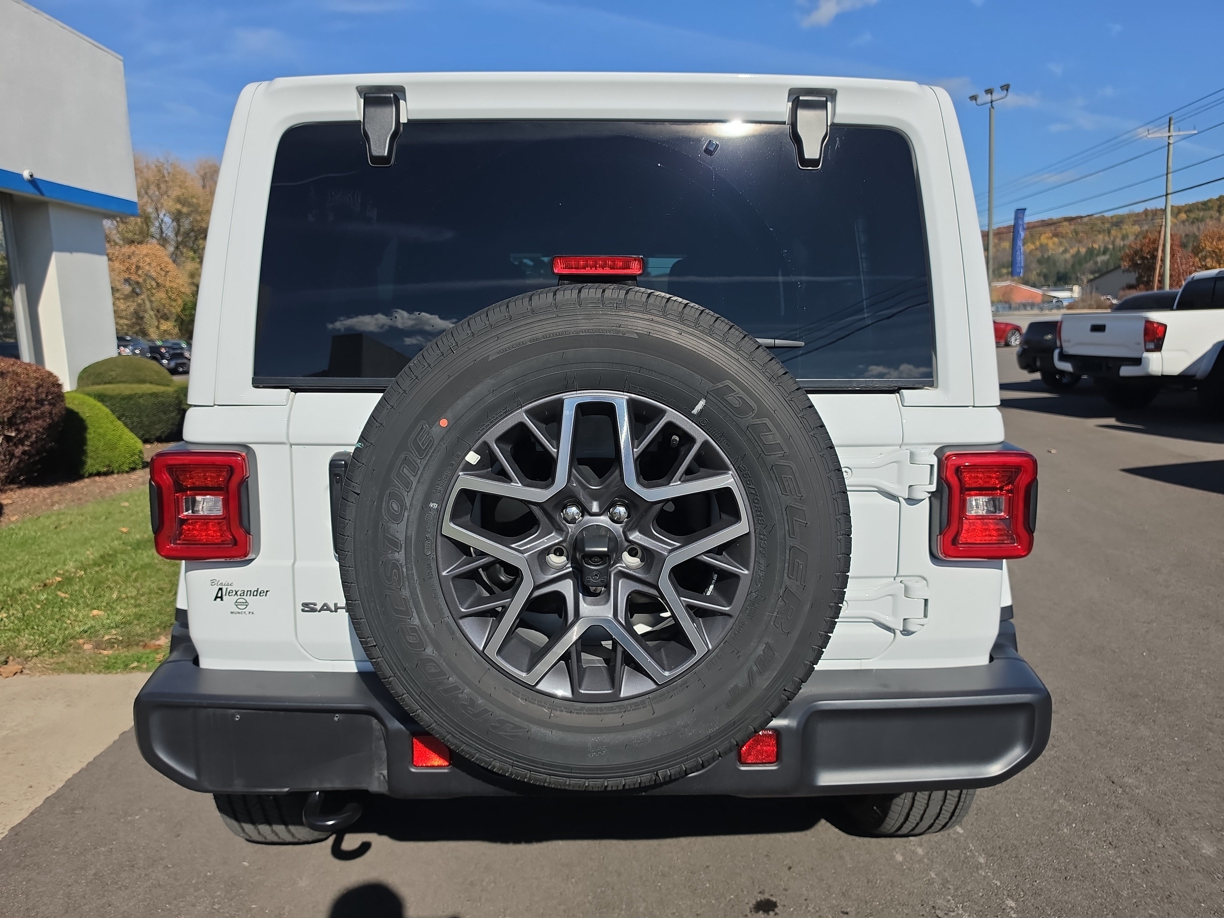 Used 2026 Jeep Wrangler Unlimited Sahara AWD/4WD image 4