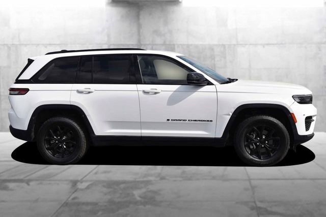 Used 2024 Jeep Grand Cherokee Altitude AWD/4WD image 5