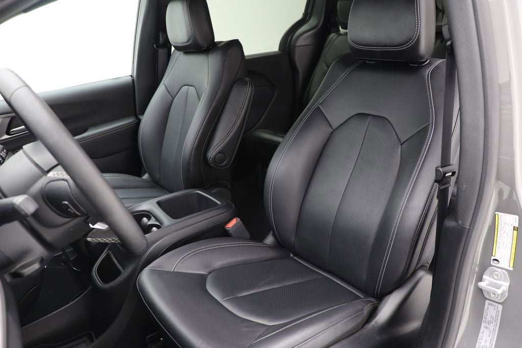 Used 2025 Chrysler Pacifica Select FWD image 15