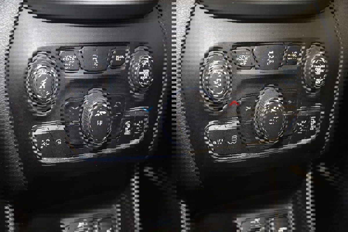 Used 2018 Jeep Cherokee Latitude Plus w/ Cold Weather Group FWD image 25