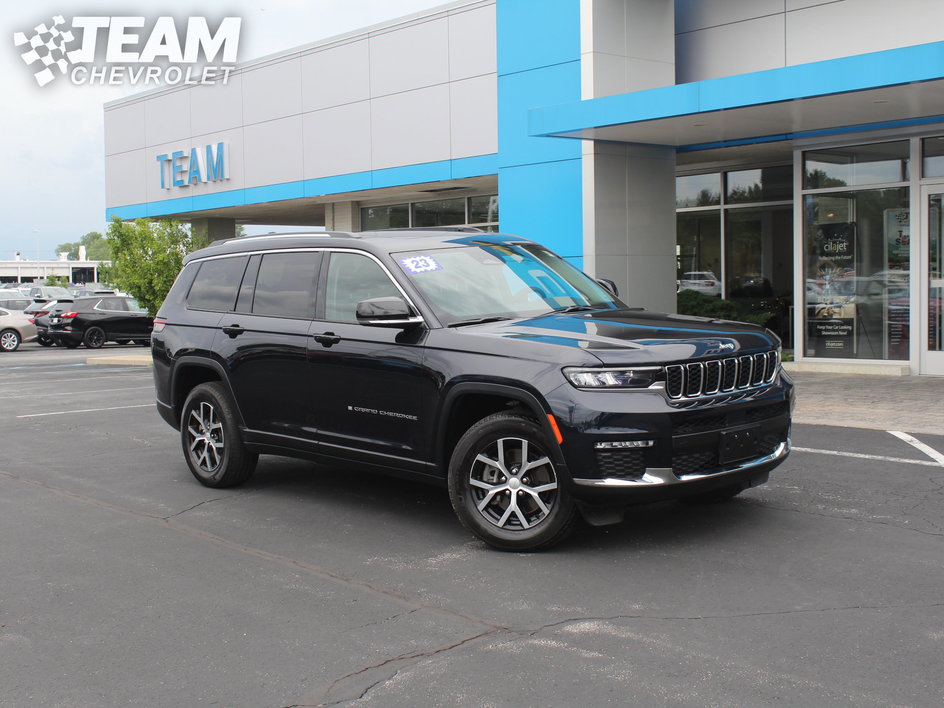 Used 2023 Jeep Grand Cherokee L Limited AWD/4WD image 2