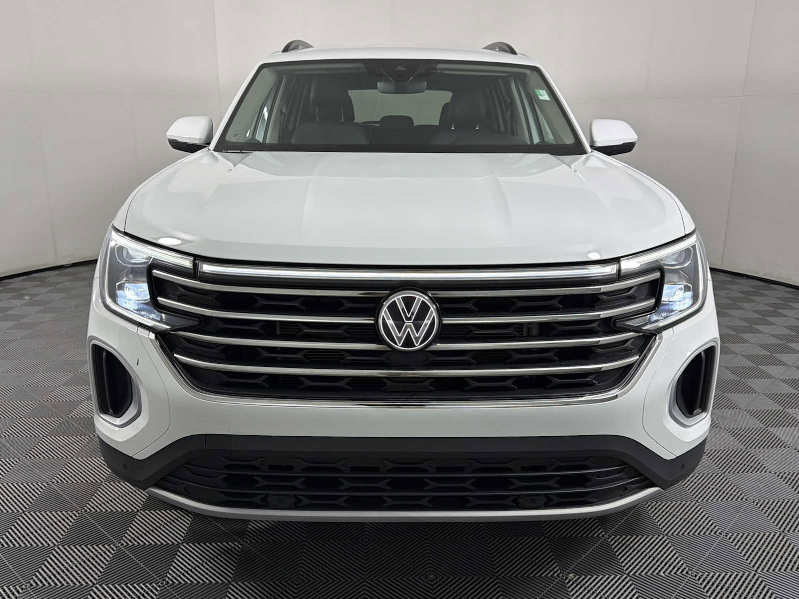 Used 2025 Volkswagen Atlas SE AWD/4WD image 2