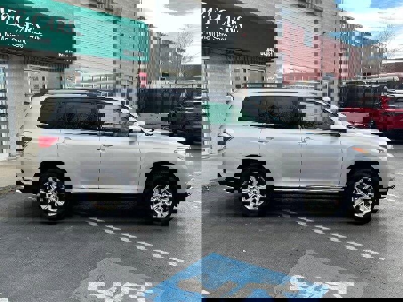 Used 2011 Toyota Highlander SE image 8