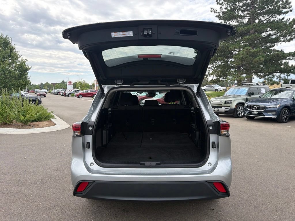 Used 2024 Toyota Highlander LE AWD/4WD image 15