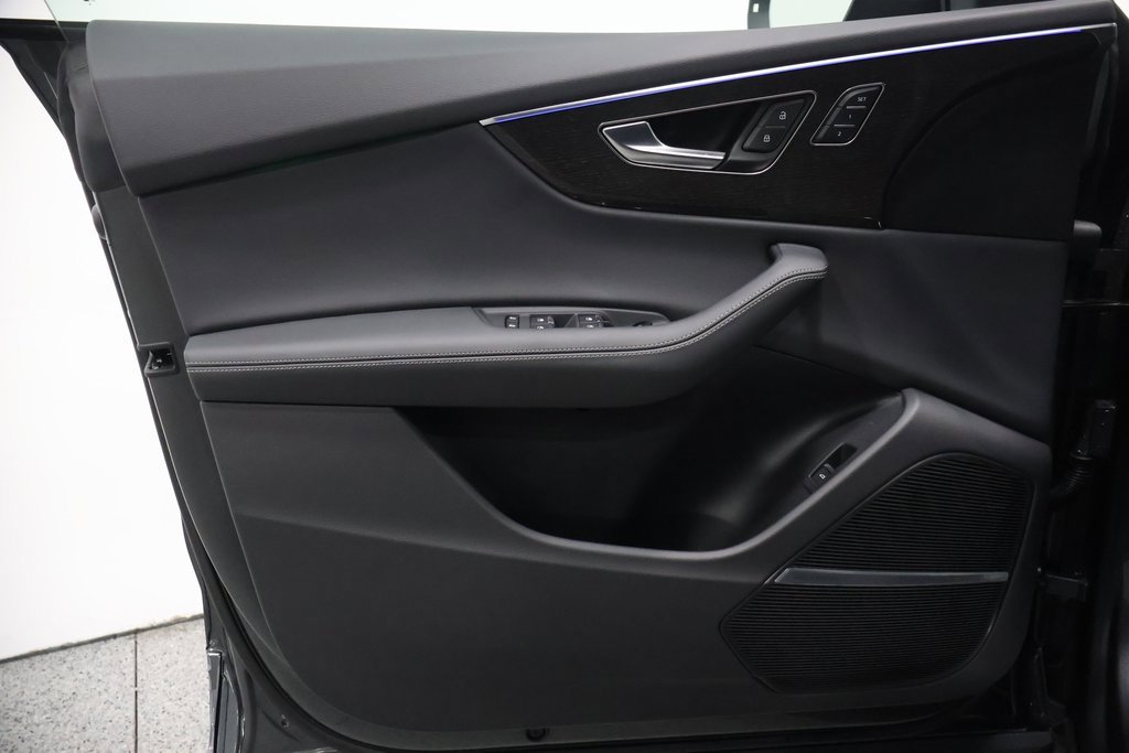 Certified 2025 Audi Q8 Prestige image 12
