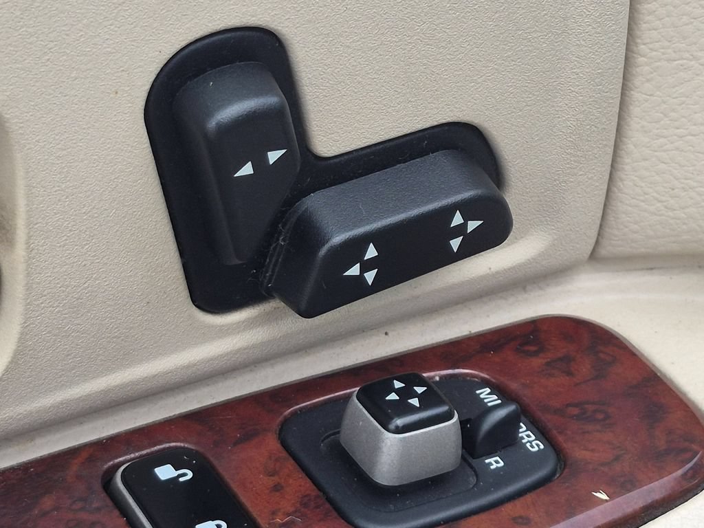 Used 2003 Lincoln Town Car Executive RWD image 14