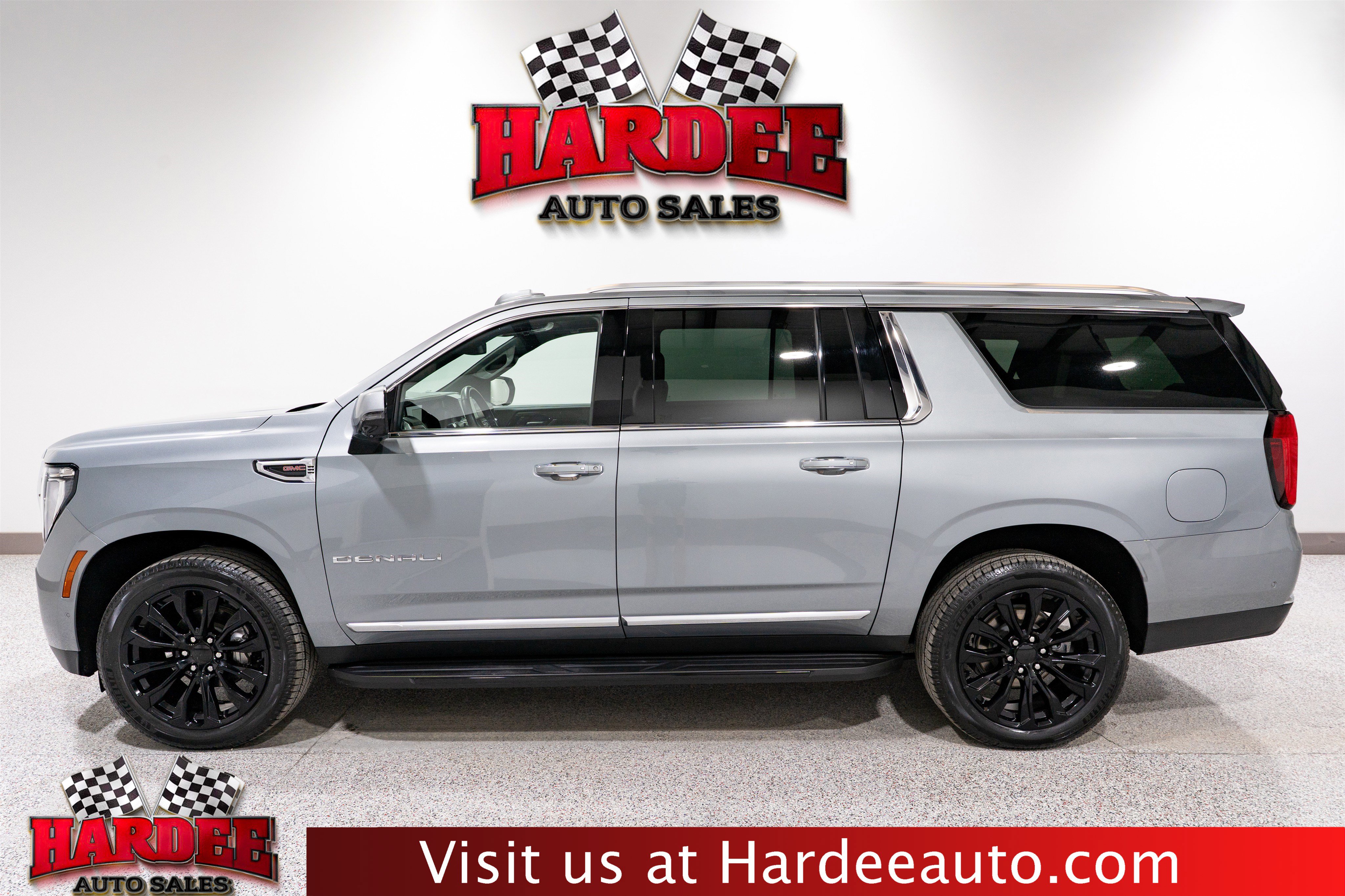 Used 2025 GMC Yukon XL Denali RWD image 1