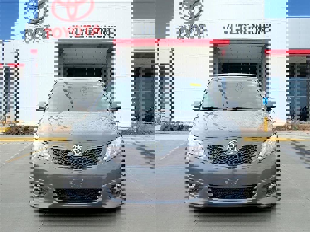 Used 2010 Toyota Camry SE image 2