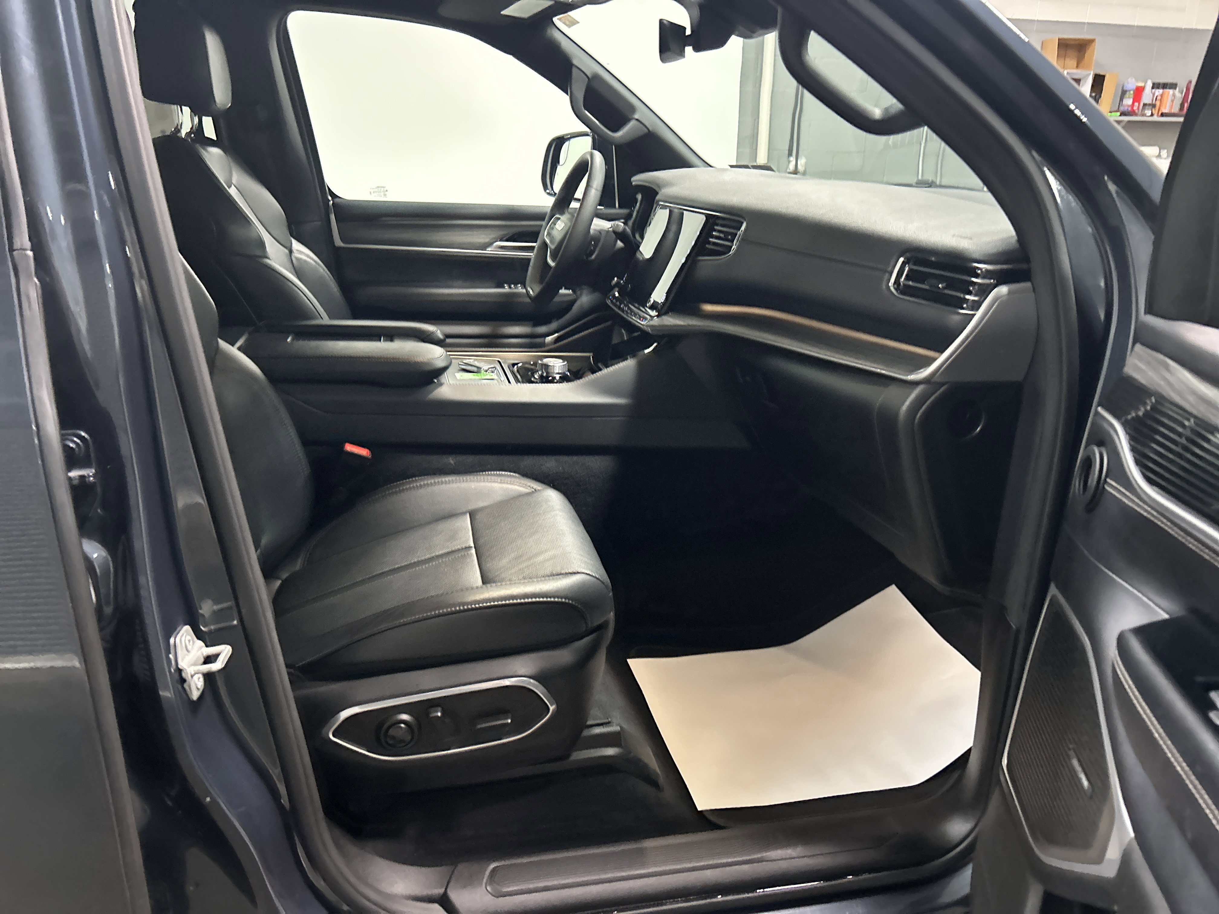 Used 2023 Jeep Wagoneer L Series II image 34