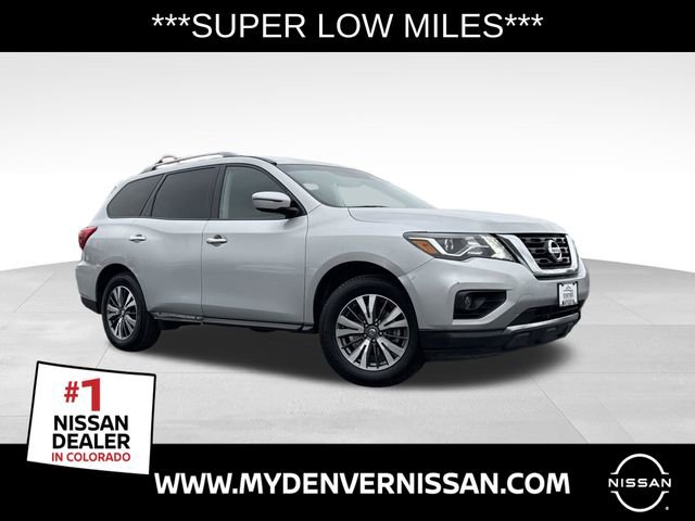 Used 2017 Nissan Pathfinder SV image 1