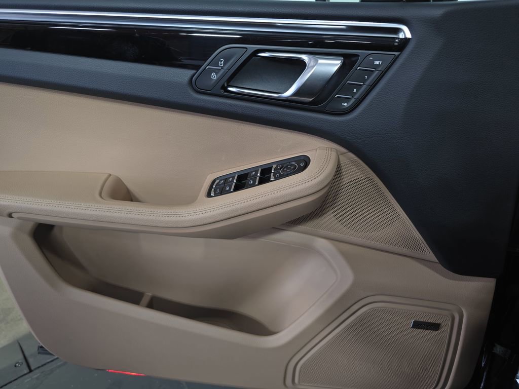 Certified 2025 Porsche Macan AWD/4WD image 22