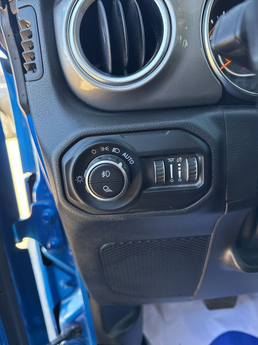 Used 2021 Jeep Gladiator Overland w/ Cold Weather Group AWD/4WD image 13