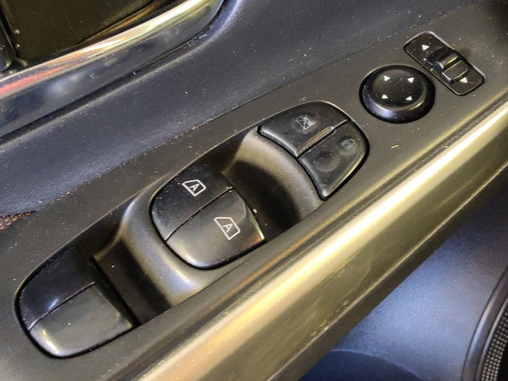 Used 2020 Nissan Kicks SR FWD image 27
