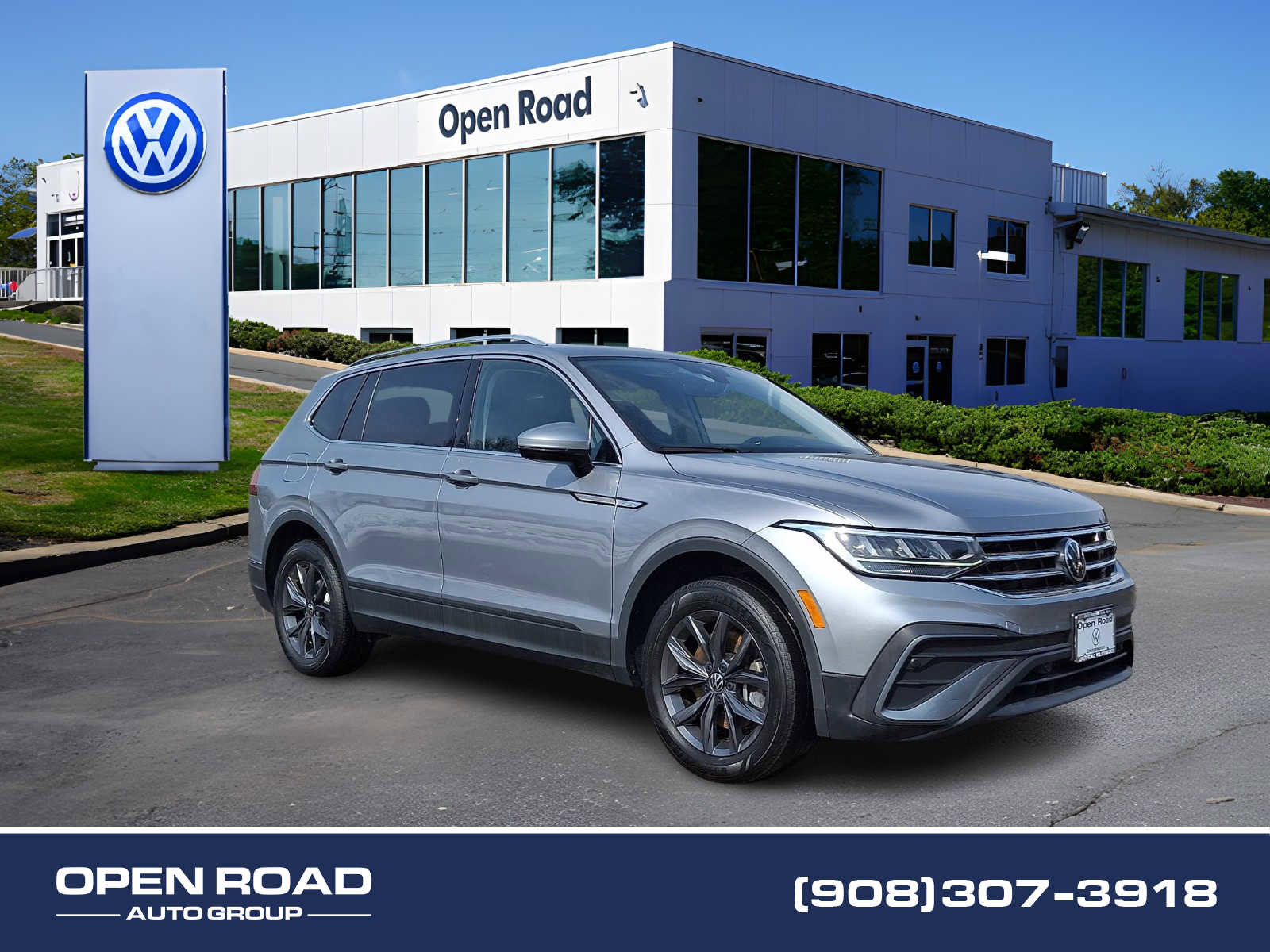 Used 2024 Volkswagen Tiguan SE AWD/4WD image 1