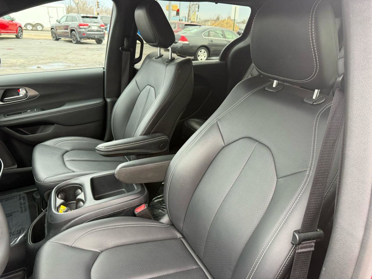 Used 2025 Chrysler Pacifica Select image 12