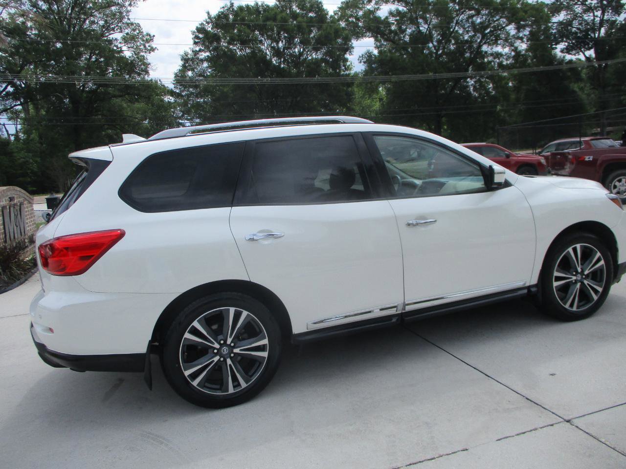 Used 2019 Nissan Pathfinder Platinum FWD image 8