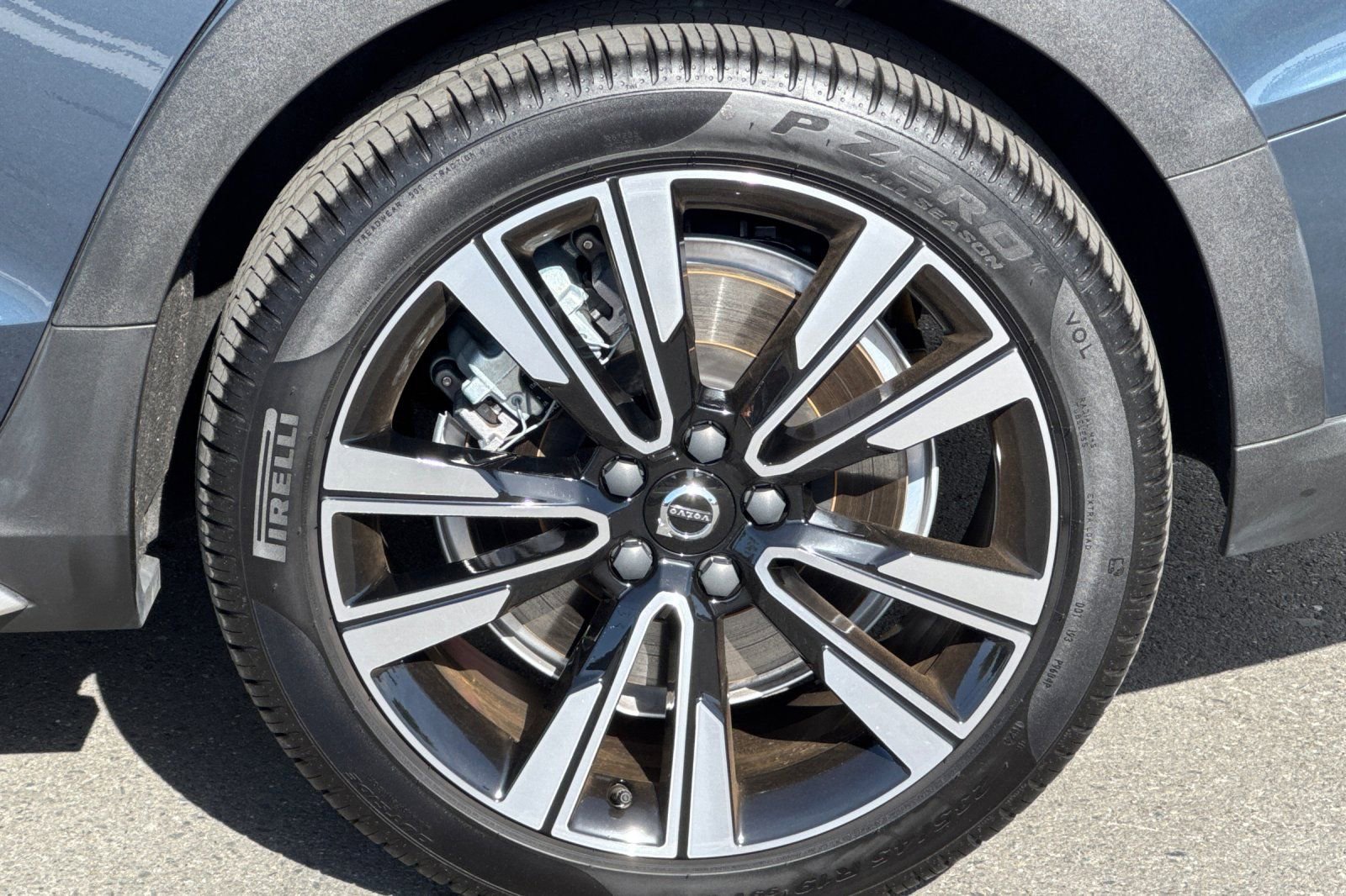 Used 2025 Volvo V60 B5 Cross Country Ultra AWD/4WD image 12