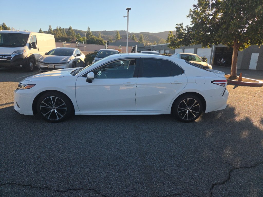 Used 2020 Toyota Camry SE w/ Carpet Mat Package FWD image 2
