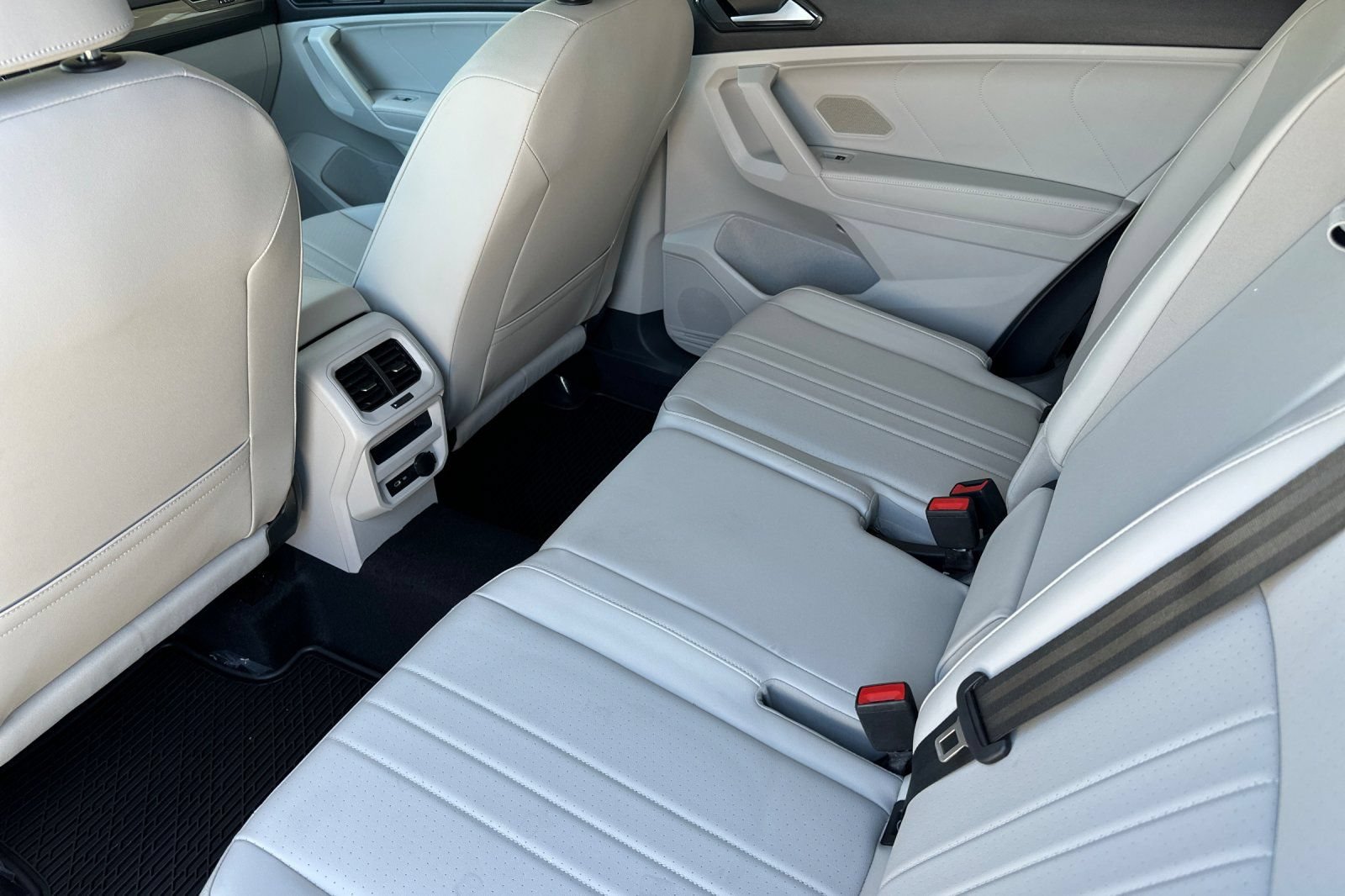 Used 2022 Volkswagen Tiguan SE w/ Panoramic Sunroof Package AWD/4WD image 12