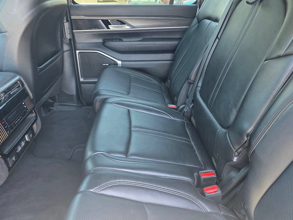 Certified 2024 Jeep Wagoneer L Series II w/ Flexible Seating Group RWD image 15