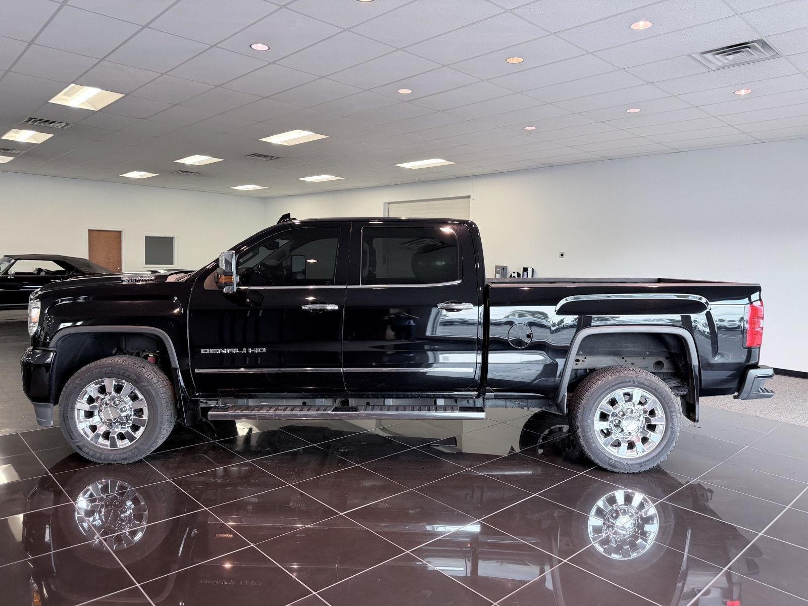 Used 2018 GMC Sierra 2500 Denali w/ Duramax Plus Package AWD/4WD image 18
